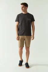 Bermuda de lino y algodón color beige, con bolsillos laterales y traseros, cierre con botón y presillas para cinturón.