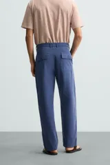 Pantalón de hombre color azul marino, de corte recto (straight fit), confeccionado en tela canvas de algodón. Presenta bolsillos frontales de plastrón y bolsillos traseros de plastrón con solapa.