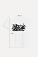 Camiseta blanca de algodón con cuello redondo y mangas cortas. Estampado fotográfico en blanco y negro con un grupo de personas y texto "Steven Meisel NYC February 12, 2025".