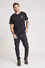 Remera negra de manga corta con cuello redondo y un pequeño estampado en el pecho que simula un radiograbador con texto.