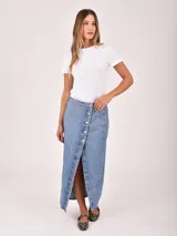 Falda larga de denim color celeste claro, de corte recto, con abertura frontal abotonada.