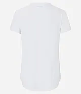 Remera deportiva blanca de microfibra con mangas cortas y estampado de ondas verticales en tonos gris y amarillo.