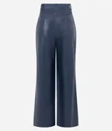 Pantalón pantalona confeccionado en material sintético con pliegues y bolsillos.