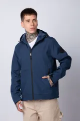 Campera azul con capucha, cierre frontal y bolsillos laterales con cierre.