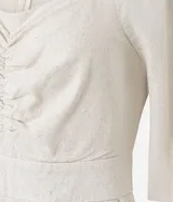 Mono largo color crudo, de corte wide leg, con escote cuadrado, fruncido en el busto, mangas cortas con pliegues en las sisas y cierre por cremallera en la espalda. Confeccionado en tejido viscolino.