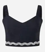 Blusa cropped negra de lino y algodón, con escote corazón, breteles anchos y detalle de bordado ondulado en el ruedo.