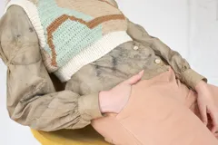 Camisa de manga larga confeccionada en 100% algodón, con un fit relajado y mangas levemente abullonadas que aportan volumen y movimiento. Cuenta con cuello clásico y una silueta suelta, ideal para usar sola o en capas. Una prenda versátil, con presencia.