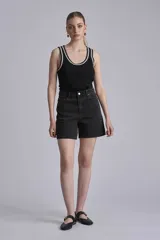 Bermuda de jean color negro, tiro alto y corte recto.