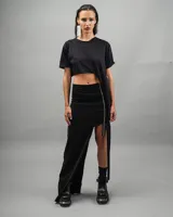 Falda larga negra con abertura lateral y cierre metálico.