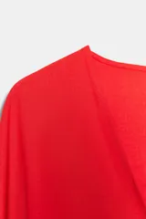 Kimono asimétrico de color amarillo claro, con escote pico y mangas largas amplias.