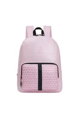 Mochila acolchada color rosa claro con correas negras. Presenta un bolsillo frontal con estampado de corazones rosas más oscuros y una tira central negra con la inscripción "TRENDY". Tiene un parche frontal con las letras "TR DY" y un corazón.
