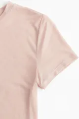 Remera entallada corta de punto liso color rosa pálido.