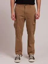 Pantalón cargo color caqui, con bolsillos laterales y corte recto.