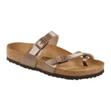 Sandalias Birkenstock modelo Mayari, color marrón metalizado, con dos correas ajustables con hebilla y tira entre los dedos. Plantilla anatómica de corcho y látex.