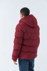 Campera puffer azul marino para hombre, con capucha ajustable, cuello alto, bolsillos con cierre y logo en goma.