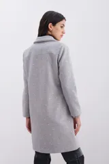 Tapado gris claro de paño con tachas plateadas, forro personalizado, botón en delantero y bolsillos con tapa.