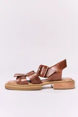 Sandalias de cuero color marrón con tiras anchas cruzadas y hebilla cuadrada.