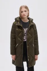 Campera larga color verde militar, acolchada con diseño de rombos, con capucha y cierre frontal con botones a presión.