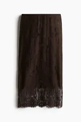 Pollera midi de encaje color marrón oscuro, con cintura elástica y ribete festoneado en el bajo.