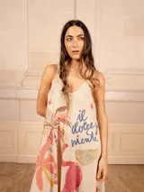 Vestido midi de tirantes finos con estampado de tigres, palmeras y limones. Tiene detalles de lurex y un borde con diseño geométrico. Incluye un cintillo para el pelo a juego.