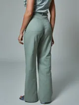 Pantalón verde inglés de lino, de corte recto y tiro alto.