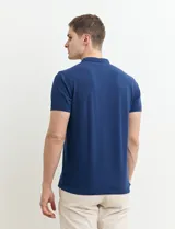 Remera manga corta con cuello mao y media botonadura, color azul.