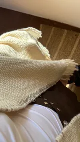 Chal de lana merino color crudo, tejido artesanalmente en Uruguay.