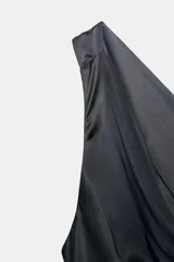 Vestido midi gris oscuro de satén, con escote drapeado y corte al bies.