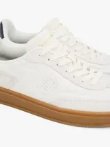 Zapatillas Tommy Hilfiger modelo Heritage, color blanco con detalles en azul marino en el talón y logo bordado en el lateral. Suela de goma color caramelo.