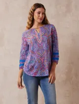 Blusa estampada de la marca Ruby Rd. Tiene cuello redondo, escote en V con aplique metálico y mangas ¾ con aplique de crochet.