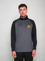 Campera deportiva Dosco gris con mangas negras y escudo del Club Atlético Peñarol en el pecho.