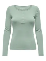 Camiseta de manga larga verde agua con cuello redondo y botones.