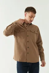 Sobrecamisa color marrón claro de twill de algodón, con cuello clásico, cierre frontal abotonado, dos bolsillos de parche con solapa abotonada en el pecho, mangas largas con puños abotonados y corte regular.