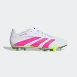 Championes de fútbol Adidas Predator Club FG/MG, color blanco con detalles en rosa y amarillo. Presentan las tres tiras características de la marca en color rosa. Suela con tapones para terreno firme y pasto sintético.