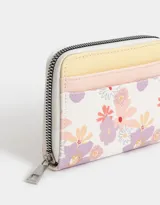 Billetera de cuerina color blanco con estampado de flores en tonos lila, naranja y amarillo. Tiene cierre superior, compartimentos para tarjetas y billetes, y un bolsillo interno con cierre.