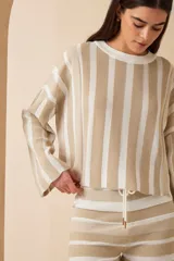 Sweater de punto a rayas verticales color beige y blanco con lurex.