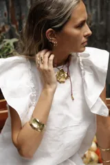 Par de aros dorados con forma de argolla irregular.