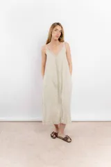 Vestido largo de lino color blanco, con breteles finos y detalle de costura o aplique vertical en el centro del frente.