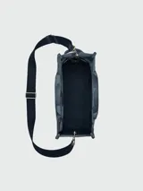 Bolso tote Marc Jacobs modelo The Camo Jacquard Medium Tote Bag, con estampado de camuflaje en tonos de azul y gris. Tiene doble asa de mano y correa de hombro extraíble.