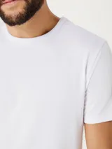 Remera negra de manga corta con corte ajustado.