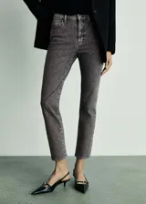 Pantalón de jean gris oscuro, tiro medio, corte slim, diseño crop y bolsillos delanteros y traseros.
