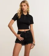 Short de jean negro con cintura alta y terminación desflecada.