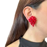 Aros cortos con cristales rojos y ajuste de clip.