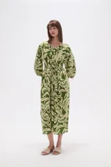 Vestido midi holgado con estampado abstracto en tonos azul marino, azul claro y blanco. Presenta cuello mao, botones frontales y cordón ajustable en la cintura.