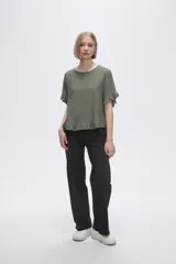 Blusa color coral con cuello redondo y mangas cortas con volados.