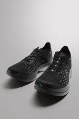 Zapatilla deportiva para correr largas distancias Zara Athleticz. Parte superior de tejido de punto transpirable, suela de TPE-A con placa de carbono interna y plantilla OrthoLite® extraíble.