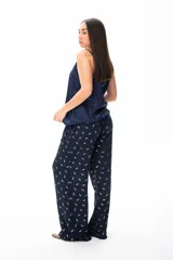 Musculosa lencera azul de viscosa con breteles finos.