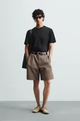 Camiseta blanca de algodón de peso medio, corte recto, cuello redondo y mangas cortas.