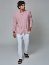 Pantalón de lino color beige, corte regular fit, con dos bolsillos frontales y dos bolsillos posteriores, bajo con botamanga y presilla, aplique de badana.