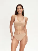 Top deportivo negro sin costuras, con breteles anchos y escote redondo.